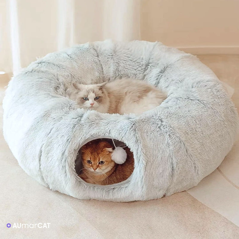 Cama de Túnel Multifuncional NinhoCave™ - um gato deitado na parte da caminha e outro gato deitado na saída do tunel- Aumarcat