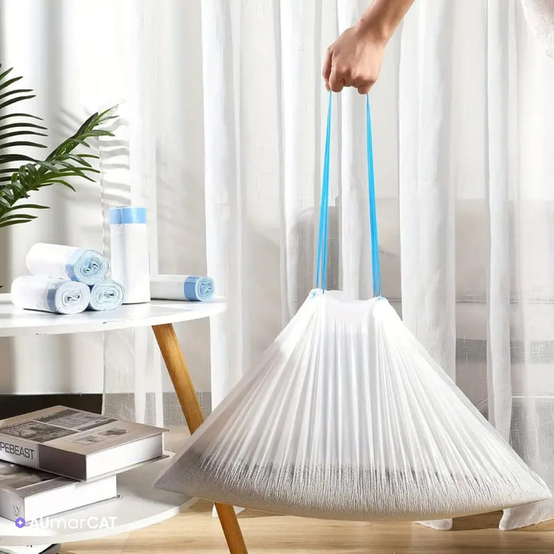Sacos de Polietileno com Forro Resistente Ideal para Caixa de Areia para Gatos - uma mão segurando o saco cheio de areia para gato - Aumarcat]