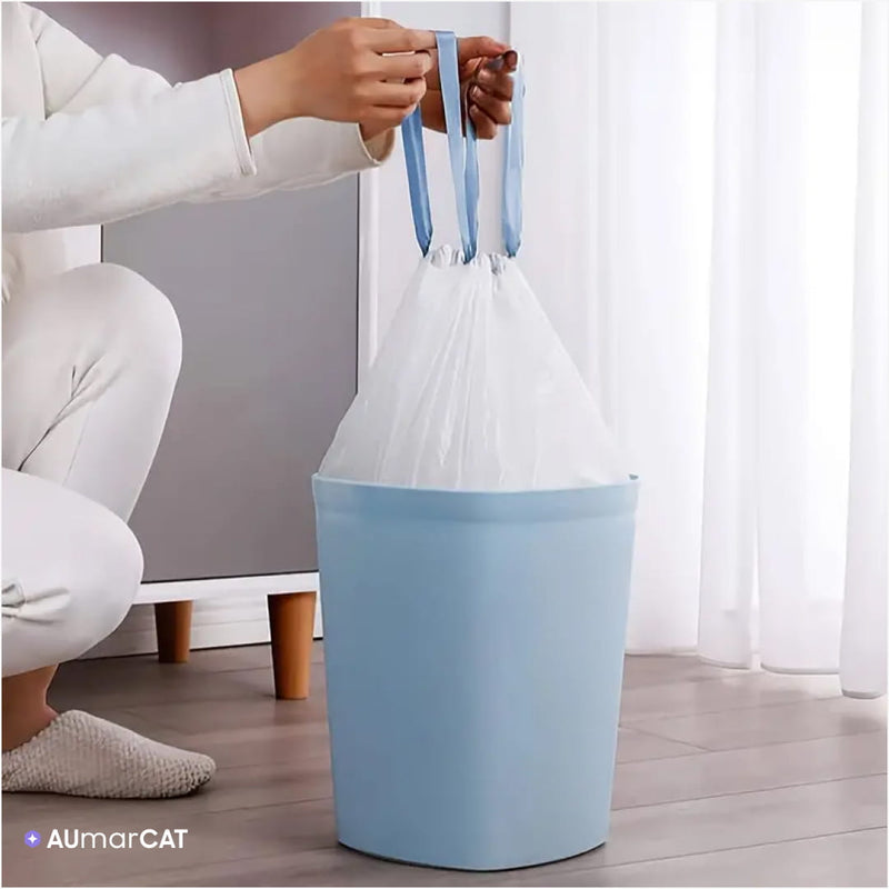 Sacos de Polietileno com Forro Resistente Ideal para Caixa de Areia para Gatos - Uma pessoa fechando o saco de Polietileno que está dentro do lixeiro - Aumarcat]